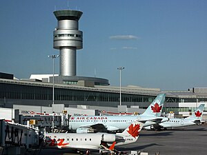 Air Canada é a maior companhia aérea que opera em Ontário. Seu maior hub está no Aeroporto Internacional Pearson de Toronto em Mississauga.