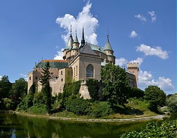 Bojnický zámek na západním okraji města Bojnice