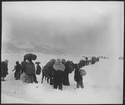 1951년 1월 8일 강릉 외곽에서 폭설을 뚫고 남쪽을 향해 끝없이 이어지는 피난 행렬
