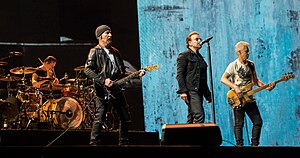 U2 v srpnu 2017, zleva: Larry Mullen Jr.; The Edge; Bono; Adam Clayton