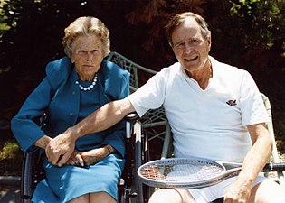בוש ואמו דורותי ווקר במתחם בוש, 29 ביולי 1990
