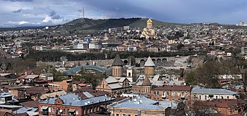 'n Panoramiese uitsig oor Tbilisi, die hoofstad en grootste stad van Georgië, soos afgeneem in 2011.