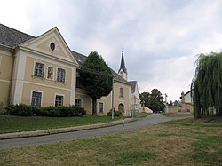 Nejvýznamnější památky obce: fara, stojící na místě bývalé tvrze, kostel Nanebevzetí Panny Marie a barokní socha svaté Barbory.
