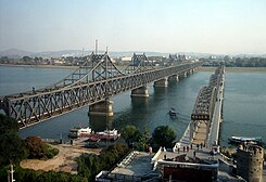 Jalujoen ylittävä Ystävyyden silta Kiinan ja Pohjois-Korean rajalla.