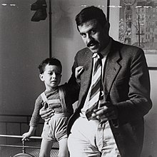 Günter Grass im Jahr 1958 mit einem seiner Zwillingssöhne