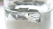 Image: Logam litium kasimpen ring lengis parafin