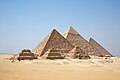 Eski Dünyanın Yedi Harikasından biri olan Büyük Giza Piramidi'nin tamamen kireç taşından yapılmış bir dış örtüsü vardır.