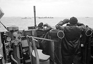 Офицери на мостика на британски есминец провеждат наблюдение, октомври 1941 г.