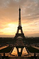 Alexandre Gustave Eiffelek diseinatutako Eiffe dorreal, Parisko Erakusketa Unibertsala (1889).