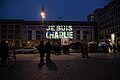 「Je suis Charlie」（私はシャルリー）のスローガンが投影されたベルリンのフランス大使館