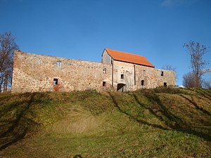 Aizputen linnan rauniot ovat 1200-luvulta, kuvattu 2010.