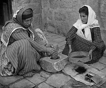امرأة فِلسطينيَّة من سنة 1905م تطحن البُن يدويًّا