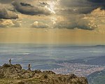 Panorama sur la plaine de Thrace et la ville de Sliven d’un promontoire du Grand Balkan.