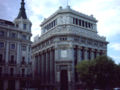"Edificio de las Cariátides" (à direita) (inaugurado em 1918), em Madrid, Espanha