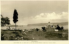 Άποψη του όρμου του Ναυαρίνου από το Νιόκαστρο, στο βάθος το νησάκι Τσιχλί Μπαμπά και η νήσος Σφακτηρία.Έκδοση: René Puaux (1878–1936), από το έργο "Grèce, Terre aimée des Dieux", Παρίσι [G. de Maleherbe], MCMXXXII [=1932].[48]