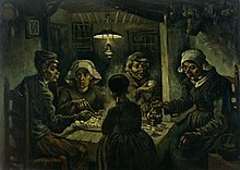 Beş kişi, tepede bir lamba bulunan karanlık bir oda içinde üzerinde büyük bir yemek tabağı olan küçük bir masanın etrafında toplanmışlar.