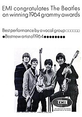 Les quatre Beatles, posant avec leurs instruments, dans une affiche promotionnelle.