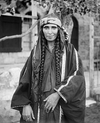 Wanita Badwi dengan pakaian tradisional