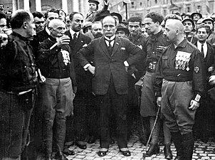 Benito Mussolini bere laguntzaileez inguratuta Erromarako Martxan.
