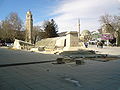 Șantierul statuiei lui Filip al II-lea al Macedoniei la Bitola, având în fundal Turnul cu ceas și moscheea Ishak.