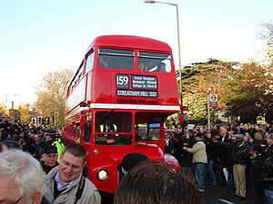 Лондонда ахыр «Рутмастер» ахыр рейсин бошаб автобус паркга келеди, 9 декабрь 2005 джыл