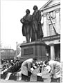 Goethe-und-Schiller-Denkmal in Weimar (von Ernst Rietschel, 1857 eingeweiht). Kranzniederlegung zum 200. Geburtstag Schillers 1959 (links: Kranz von Wilhelm Pieck)