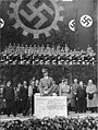 26. V. 1938.: Polaganje kamena temeljca tvornice Volkswagen od strane Adolfa Hitlera. Sasvim desno je Ferdinand Porsche