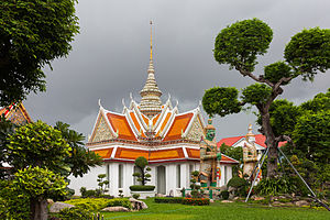 Бангкок'да Ват-Арун храмны убосотуна кирген джерде якша-къарауулчуланы статуялары