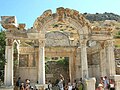 Serliana con trabeazione curvilinea del tempio di Adriano ad Efeso.