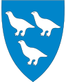 5042 Lierne I blått tre stående sølv ryper, to over en [97] Illustrerer småviltjakt av fjellryper som har sterke tradisjoner i kommunen. De tre rypene står for de tre bygdene Lierne består av: Tunnsjøen, Nordli og Sørli.