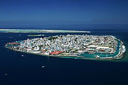 Insel Malé von Südwesten. Am Horizont die Flughafeninsel Hulhulé, links dazwischen die nicht zur Hauptstadt gehörige Insel Funadhoo.