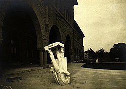因公曆一九零六年舊金山地震而翻之生物學家路易斯·阿加西斯之雕像，美國加利福尼亞州斯坦福大學