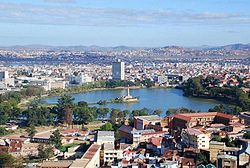 Antananarivon keskustaa, mukaan lukien Anosyjärvi.