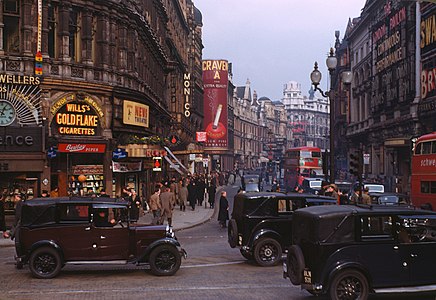 Piccadilly Circus, Shaftesbury Avenue girişi (West End, Londra, 1949). (Üreten:Chalmers Butterfield)