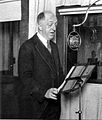 "Doc" Herrold è mostrato al microfono di KQW, all'inizio degli anni '20.