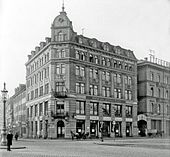 Haus Roßplatz 1 in Leipzig im Jahr 1900. Von 1941 bis zu seiner Zerstörung 1943 Verlagshaus von Wilhelm Goldmann