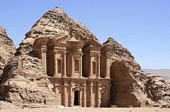 Lo Dêr est yon des bâtiments los més ben cognus, et pués lo més grôs, de la vela antica de Pètra, en Jordania. (veré dèfenicion 3 142 × 2 075*)