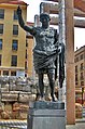 Statue d'Auguste près des restes de la muraille romaine de Saragosse.