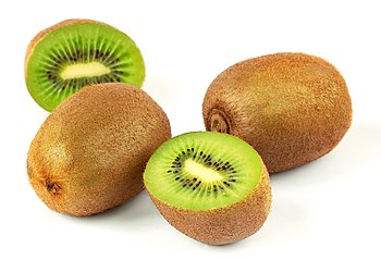 Plody aktinidie lahodné (Actinidia deliciosa), lidově kiwi, nasnímané ve světelném stanu