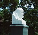 Busto de Lenin no xardín botánico Nikitski, porto de Ialta