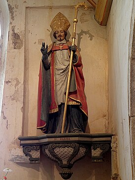 Статуя святого в часовне, освящённой в его честь. Плувьен