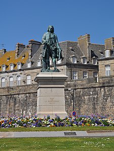 Auguste Dumont, Monument à Mahé de la Bourbonnais (1859) à Saint-Malo.