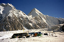El campo base Inylchek Sur, con el Chapaev y el Khan Tengri a través del glaciar