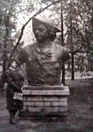 Rintakuvaksi lyhennetty Pietari Suuren muistopatsas Katariinanlaakson puistossa 1930-luvun jälkipuoliskolla