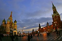Die Sint Basilius-katedraal en die Spasskaja-toring van die Kremlin op die Rooiplein in Moskou.