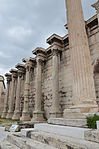 Fațada de vest a Bibliotecii lui Hadrian la Atena, din marmură de Pantelic.