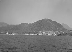 Aure sett frå fjorden i 1949