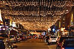 شوارع مزينة بأضواء ميلادية لمناسبة عيد الميلاد في كراكاس،  فنزويلا.