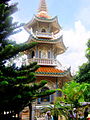 Tháp chứa di cốt HT Thích Thiện Quang ở trước chánh điện chùa Vạn Linh