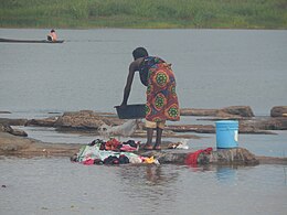 Sieviete pie Čambeši upes
